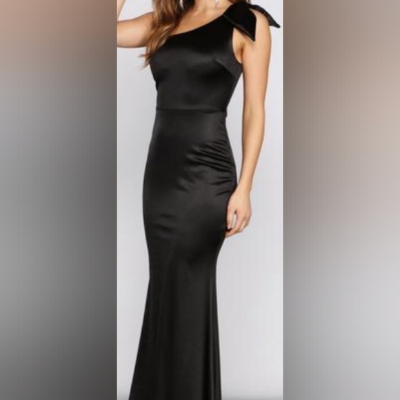 Windsor Dresses & Skirts - Black satin long dress/size S
